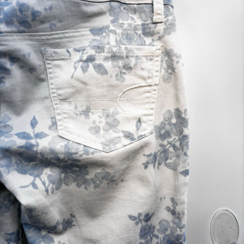 American Eagle white jeans with blue roseso - Picture 5 of 11